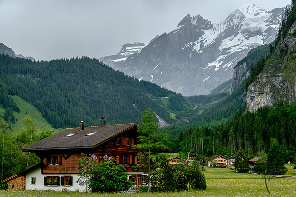 Kandersteg house with a view of the path to Oëschinen