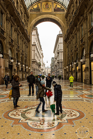 Doing the twist, Galleria Vittorio Emmanuelle II, Milan