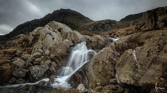 Small rock formations echo the mighty Tryfan and Glyderau